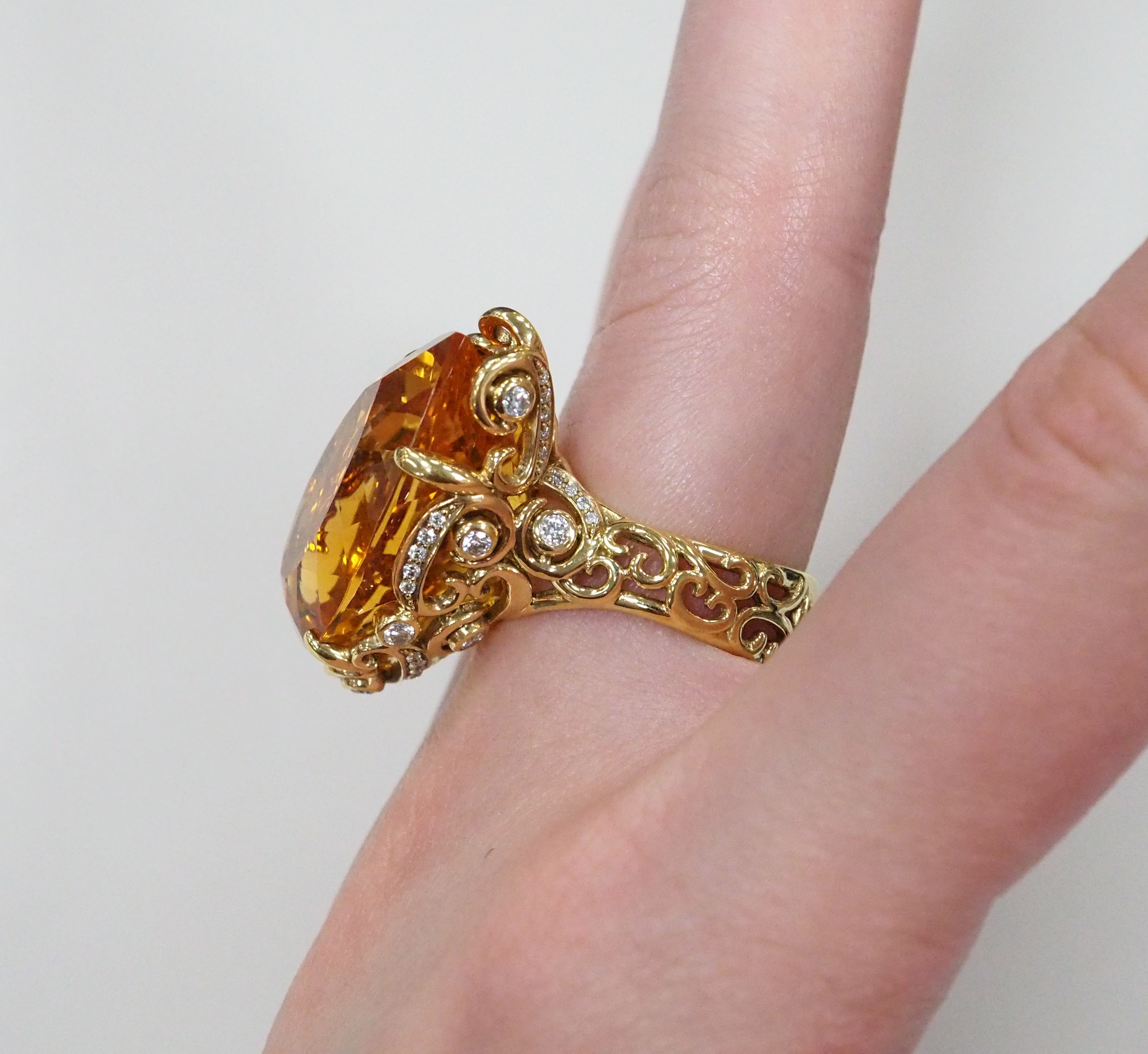 Кольцо из желтого золота с цитрином